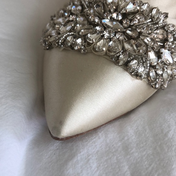 badgley mischka quintana crystal embellished pump